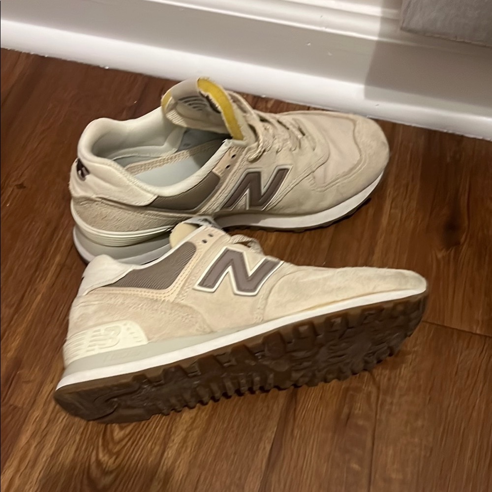New Balance Cream Sneakers Retro-Inspired Athletic Design
